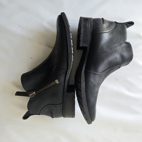 UGG Aureo Black Smooth Leather Ankle Zipper-Up Booties Size 8 - Picture 9 of 16